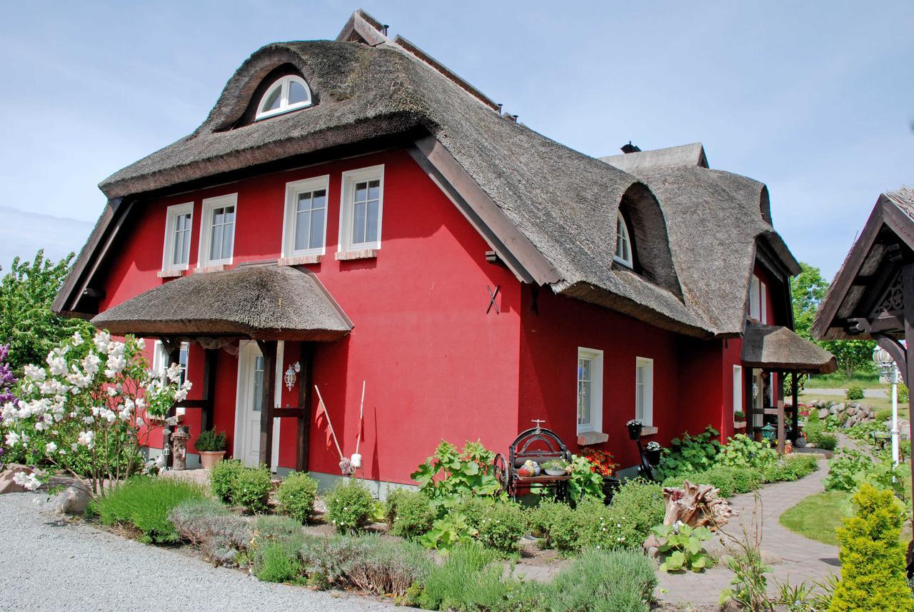 Karolas Landhus Unterm Reetdach Neu Reddevitz Exterior foto