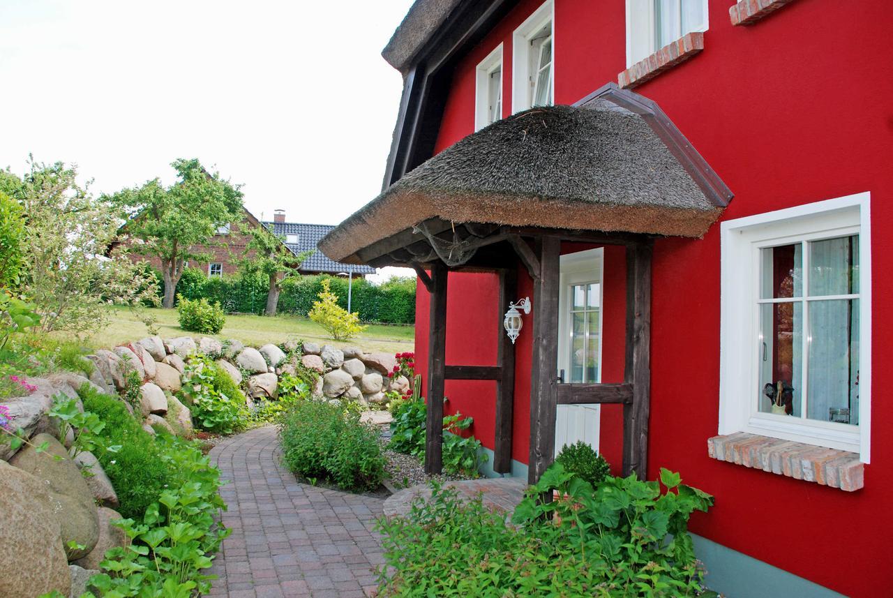 Karolas Landhus Unterm Reetdach Neu Reddevitz Exterior foto